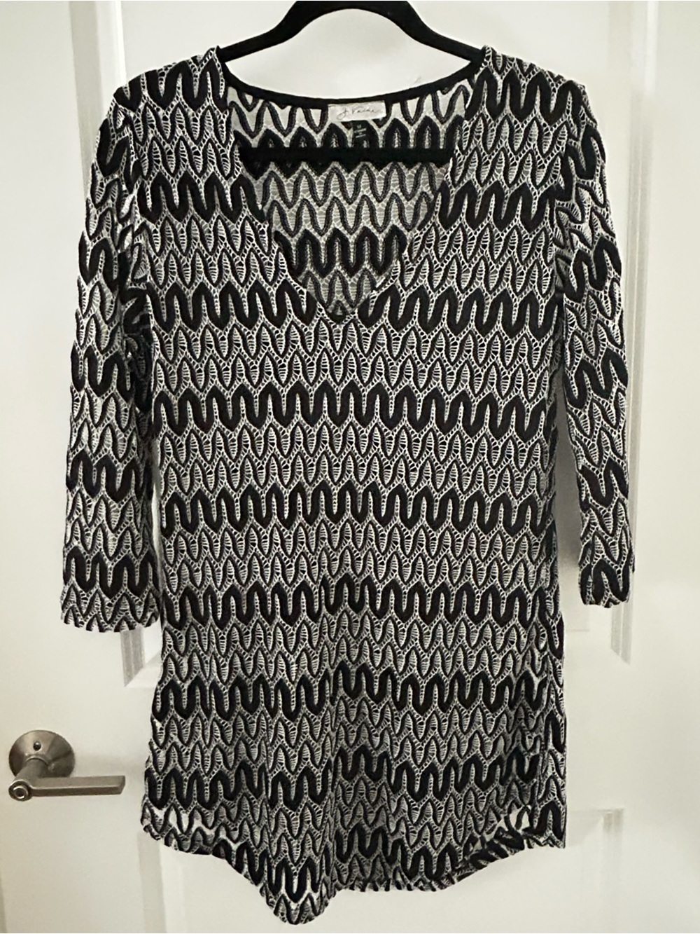 J Valdi Black & White V-Neck Swim Coverup Tunic Size M